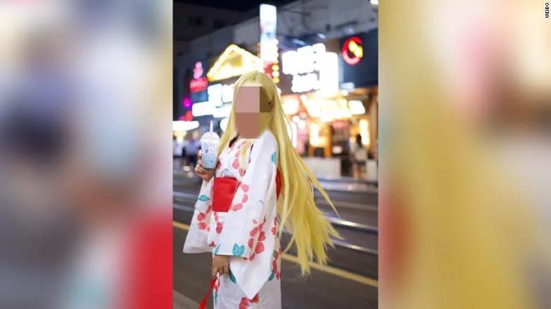'Cô có phải người Trung Quốc không?'  - cô gái bị bắt giữ, thẩm định và tịch thu điện thoại, chỉ vì Kimono mặc định