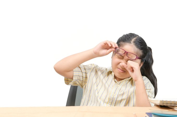 Suy giảm thị lực kèm theo nhiều triệu chứng khó chịu khiến trẻ mất tập trung khi học tập.  Ảnh: Shutterstock