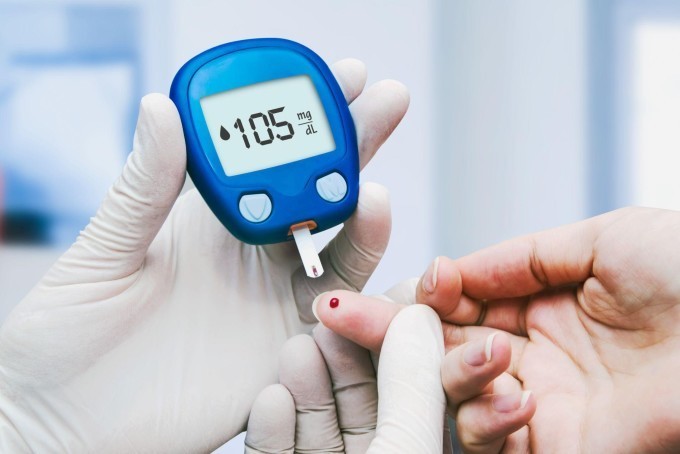 Đo đường huyết giúp theo dõi lượng đường trong máu, ngăn ngừa các biến chứng.  Ảnh: Shutterstock
