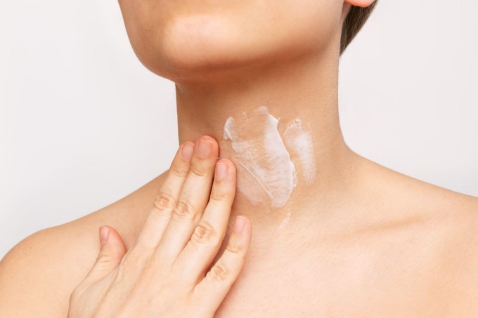 Bạn có thể thoa kem dưỡng ẩm, kem trị sẹo để chăm sóc vết mổ bướu cổ.  Ảnh: Shutterstock