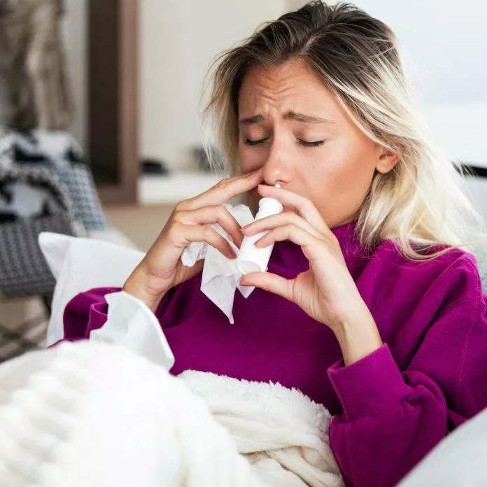 Đau họng, sổ mũi, hắt hơi ... có thể là triệu chứng của bệnh cúm A (Ảnh: Internet)