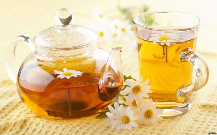 Sự kết hợp hoàn hảo giữa mật ong và trà hoa cúc, bạn hãy thử nhé!  (Ảnh: Internet)