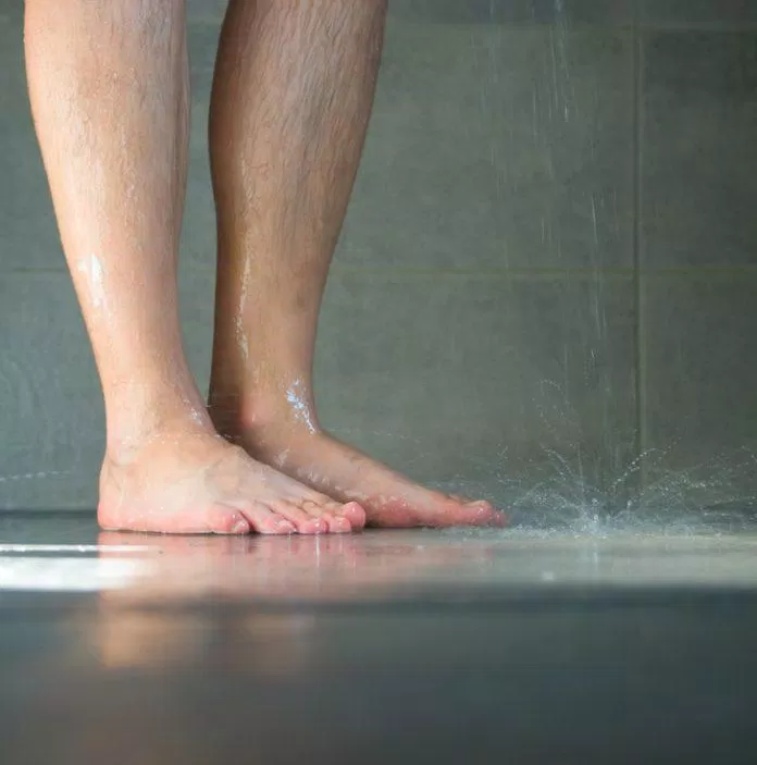 Nhiều thông tin cho rằng đi tiểu khi tắm giúp bảo vệ môi trường (Ảnh: Internet)