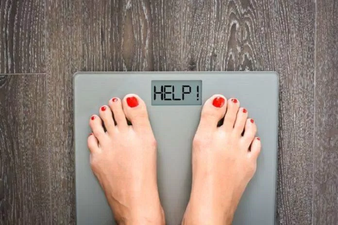 Thường xuyên kiểm tra cân nặng khiến bạn cảm thấy lo lắng và ảnh hưởng đến quá trình giảm cân (Ảnh: Internet)