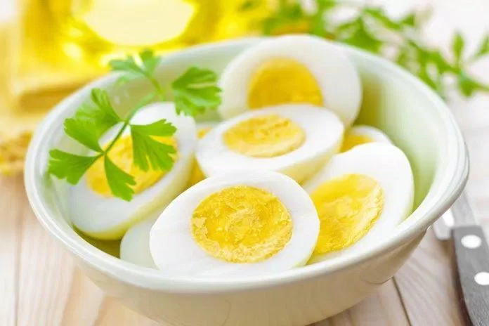 Trứng luộc - món ăn vặt tốt cho sức khỏe khi đói vào ban đêm (Ảnh: Internet)