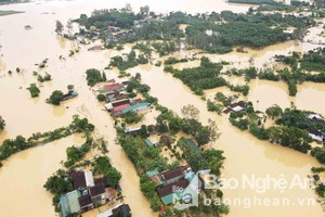 Người dân vùng lũ Thanh Chương tập trung khắc phục hậu quả mưa lũ