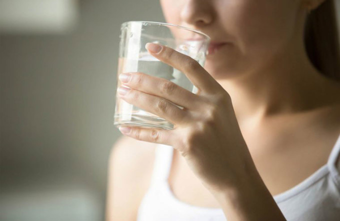 Uống nước là một biện pháp quan trọng giúp ngăn ngừa nhiễm trùng do vi rút và vi khuẩn.  Nguồn ảnh: Shutterstock