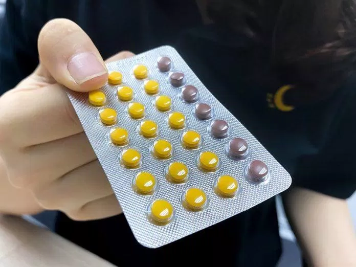 Sử dụng thuốc tránh thai giúp giảm nguy cơ ung thư buồng trứng (Ảnh: Internet)